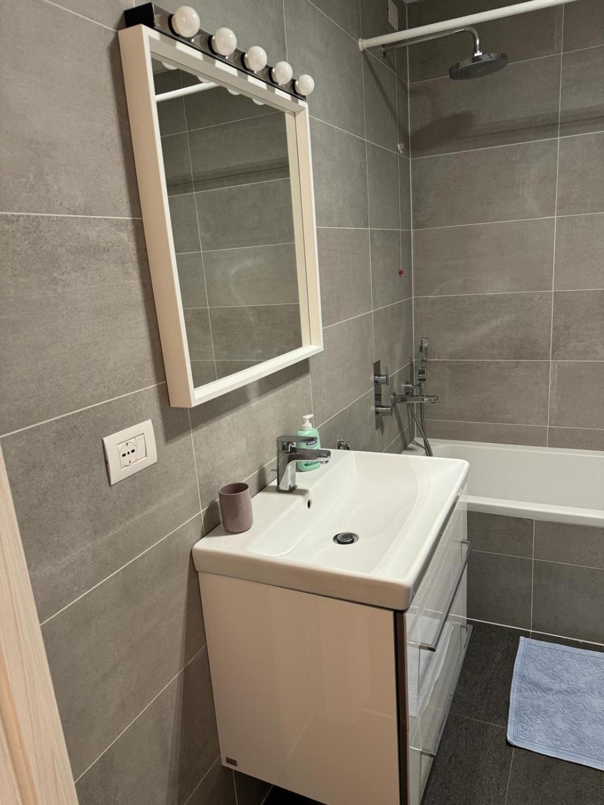 Nice Apartment Near Rho-Fiera Milano Pero Bagian luar foto